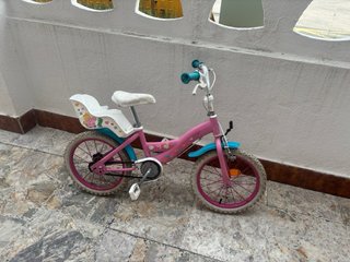 Bicicleta infantil rosa con asiento