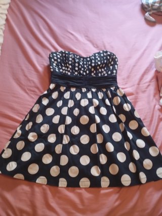 Vestido de fiesta con lunares y fajín