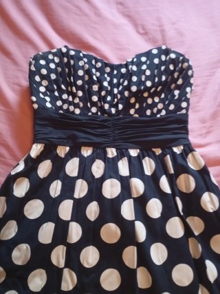 Vestido de fiesta con lunares y fajín