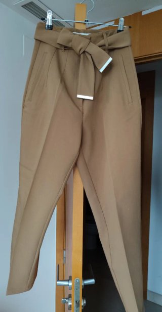 Pantalón camel con cinturón
