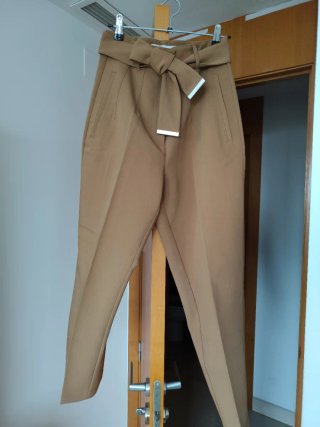 Pantalón camel con cinturón