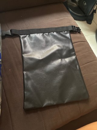 Bolsa negra con cinturón ajustable