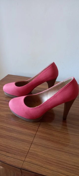Zapatos de tacón rosa con plataforma