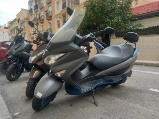 Suzuki Burgman 200 Maxi Scooter Gris y Azul