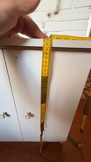 Armario blanco con puertas y tiradores
