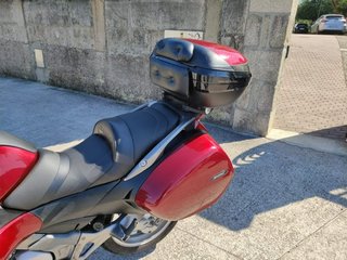 Honda touring moto roja con maletas