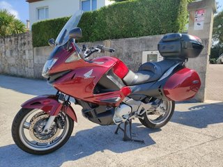 Honda touring moto roja con maletas