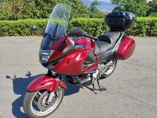 Honda touring moto roja con maletas