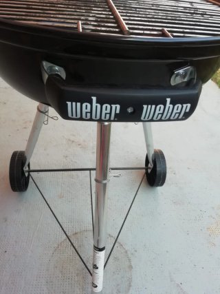Barbacoa a carbone portatile Weber con coperchio nero