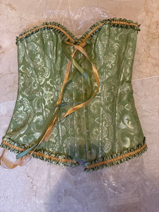 Corsé verde y dorado con cordones
