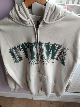 Sudadera beige con capucha y cremallera