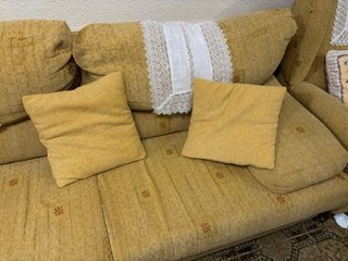 Sofá tela amarillo y sillón a juego