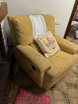 Sofá tela amarillo y sillón a juego