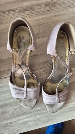 Zapatos de fiesta beige y plateados