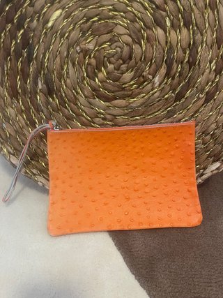 Cartera de mano naranja tipo sobre