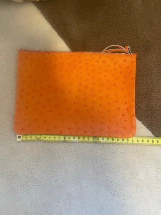Cartera de mano naranja tipo sobre
