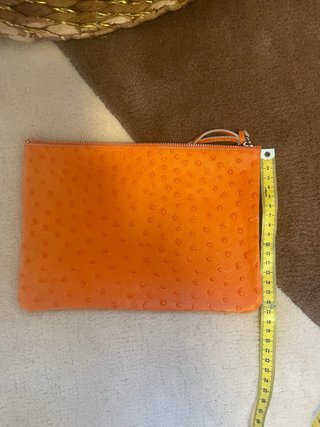 Cartera de mano naranja tipo sobre