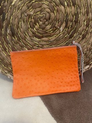 Cartera de mano naranja tipo sobre