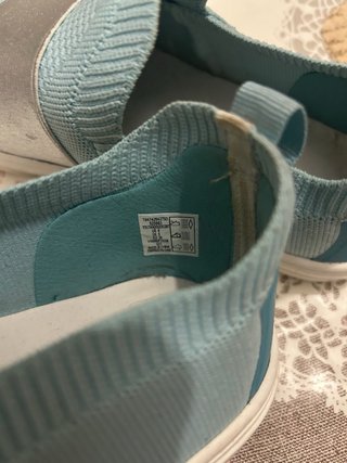 Zapatillas deportivas plateadas y turquesa