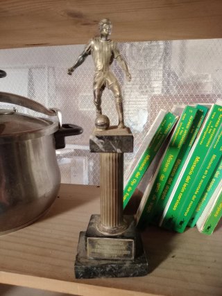 Trofeo vintage futbolista con balón