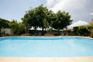 Masia con piscina piscina, en pueblo de l Alt Empo