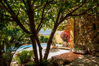 Masia con piscina piscina, en pueblo de l Alt Empo