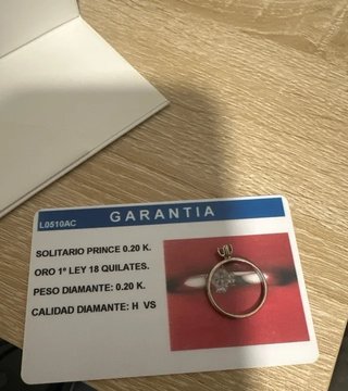 Anillo de compromiso de oro y diamante. Marca luzz