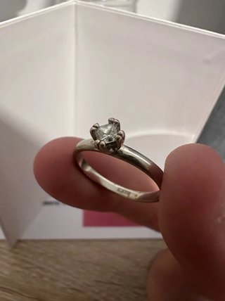 Anillo de compromiso de oro y diamante. Marca luzz