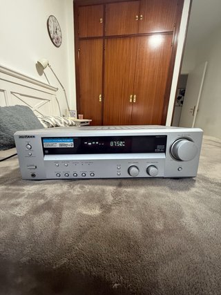 Amplificador y columnas de sonido