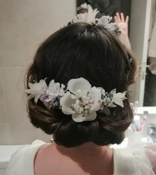 Tocado niña comunión flores blanco y lila