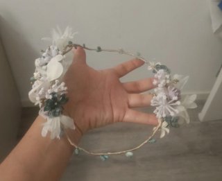 Tocado niña comunión flores blanco y lila