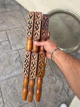 Mesa de té artesanal de madera y metal