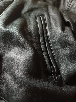 Chaqueta de piel negra
