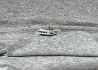 Top gris escotado