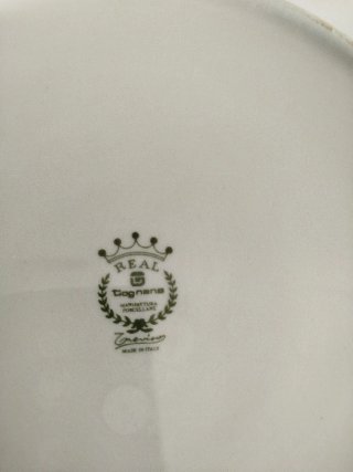 Sopera porcelana blanca con vivo dorado