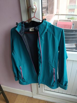 Anorak verde monte con cremallera rosa