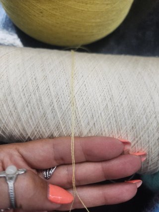 2 conos de hilo amarillo 100%algodón orgánico