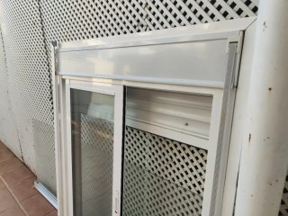 Ventana Climalit Corredera Blanca con persiana