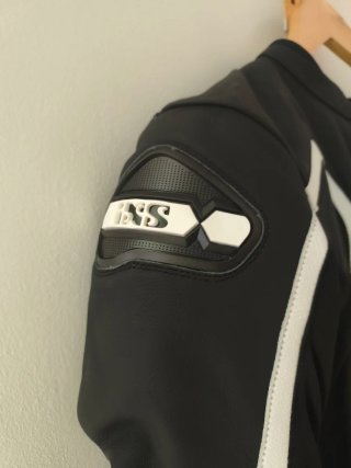 Chaqueta Moto Cuero Negra y Blanca