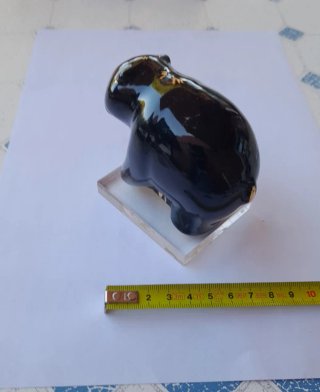 Figura de oso de cerámica negra y dorada
