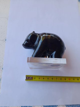 Figura de oso de cerámica negra y dorada