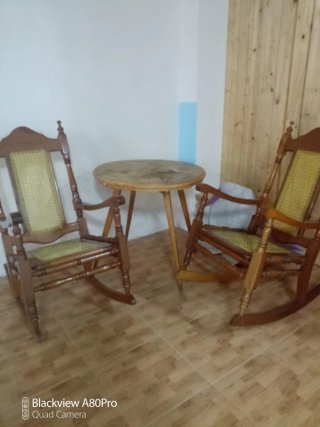 Sillas Mecedoras de Madera (2 unidades)