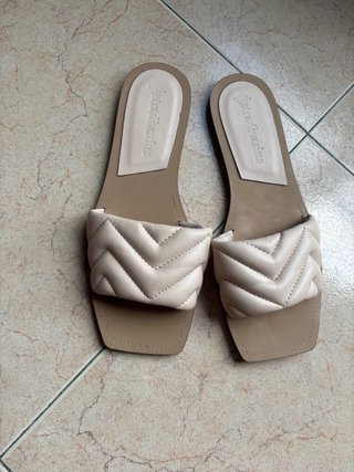 Sandalias Stradivarius acolchadas beige