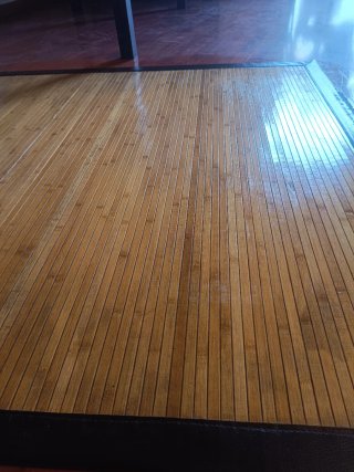 Alfombra de bambú y madera