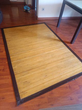 Alfombra de bambú y madera