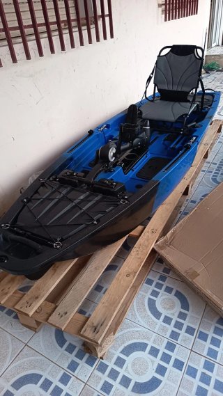 Kayak azul y negro