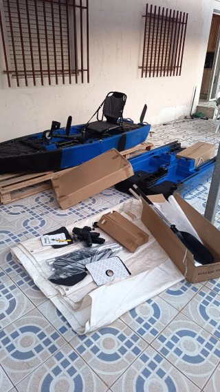 Kayak azul y negro