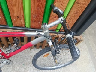 Bicicleta de montaña 26 roja y plateada