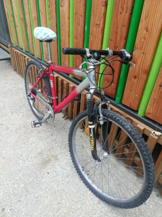Bicicleta de montaña 26 roja y plateada