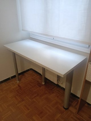 Escritorio de madera blanco con patas de metal